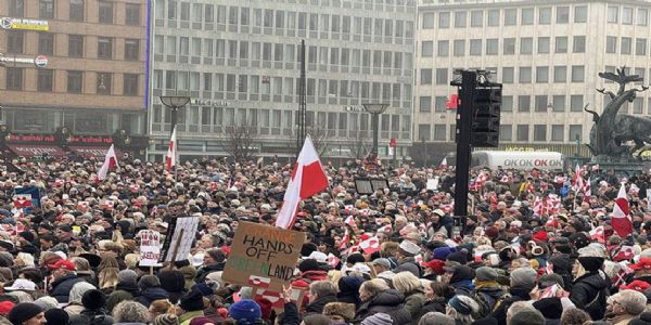 डेनमार्क के कोपेनहेगन में 17 जनवरी को हजारों लोगों ने अमेरिकी दूतावास के सामने अमेरिका के राष्ट्रपति डोनाल्ड ट्रंप के खिलाफ प्रदर्शन किया। फोटो - इंटरनेट मीडिया