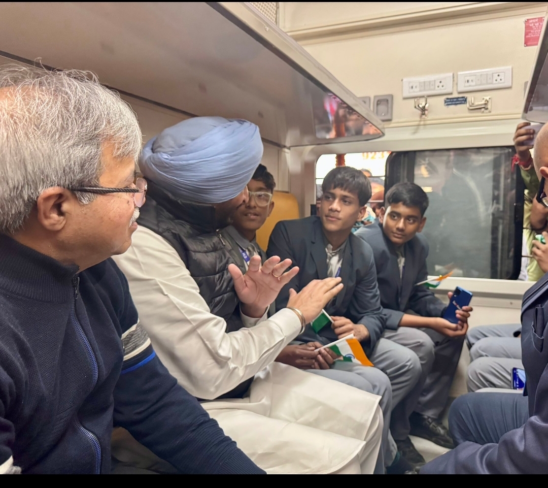 राज्य मंत्री रवनीत सिंह बच्चों से संवाद करते हुए