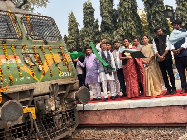 1002 वरिष्ठजनों को लेकर जगन्नाथ पुरी के लिए हुए रवाना हुई ट्रेन को भाजपा जिलाध्यक्ष अमित गोयल ने दिखाई हरी झंडी