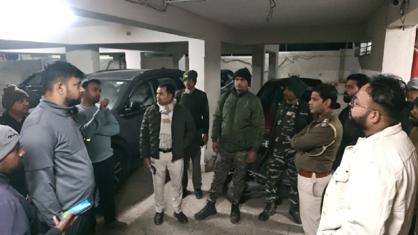 जांच करती पुलिस