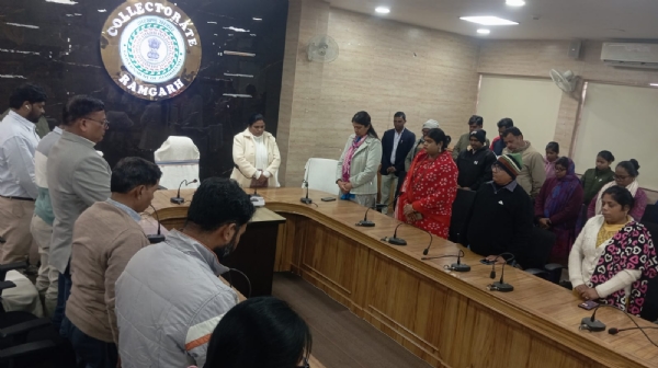 शोकसभा में शामिल अधिकारी