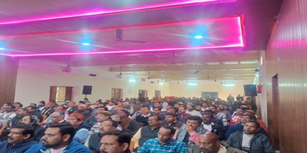 व्यापारी युवा संवाद कार्यक्रम में उपस्थित व्यापारी संघ के लोग