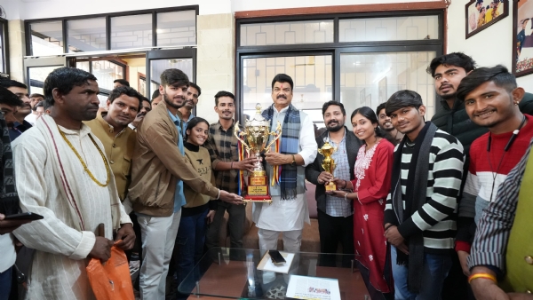 बुंदेलखंड के प्रसिद्ध गायन फाग की प्रस्तुति में प्रदेश को प्रथम स्थान दिलाने वाली टीम ने की मंत्री राजपूत से भेंट