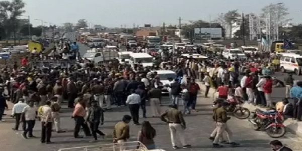 गुस्साए परिजनों ने हाईवे पर लगाया जाम