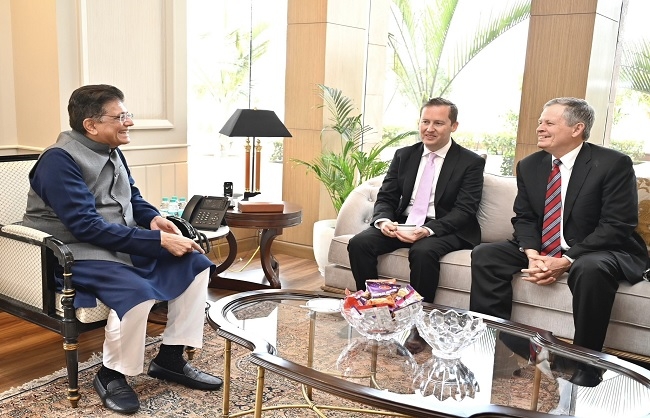 अमेरिकी सीनेटर स्टीव डेन्स और राजदूत सर्जियो गोर से मुलाकात करते पीयूष गोयल