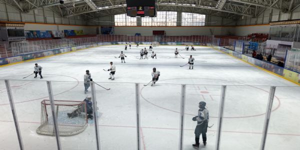 लेह में आइस हॉकी का दृश्य (फोटो: केआईडब्ल्यूजी 2026)