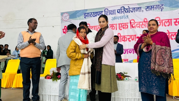 सम्मानित करते अतिथि