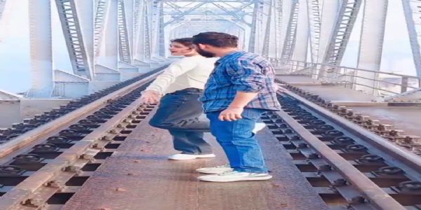 यमुना पुल रेलवे ट्रैक पर जोखिम भरे रील बनाने की वीडियाे वायरल