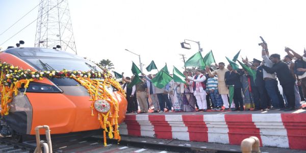 पूसीरे के विभिन्न स्टेशनों पर नई ट्रेनों का हुआ भव्य स्वागत