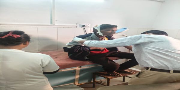 लकड़ी लदा ट्रैक्टर पलटने से दो की मौत, छह घायल