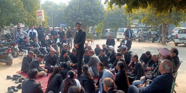 फतेहाबाद कोर्ट परिसर में पार्किंग विवाद,वकीलों ने किया वर्क सस्पेंड