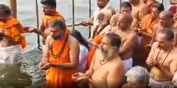 केरल कुंभ शुरू : तिरुनावया में नीला नदी तट पर दिखा आध्यात्मिक ऊर्जा और धार्मिक उल्लास का संगम