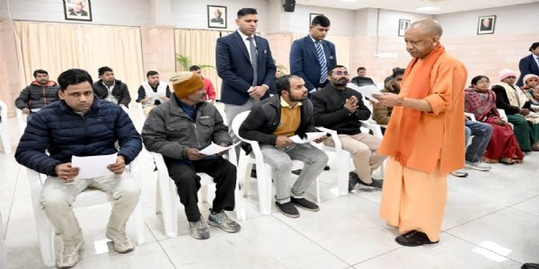 जनता दर्शन : बेघर हुई सीमा को मिला न्याय का भरोसा