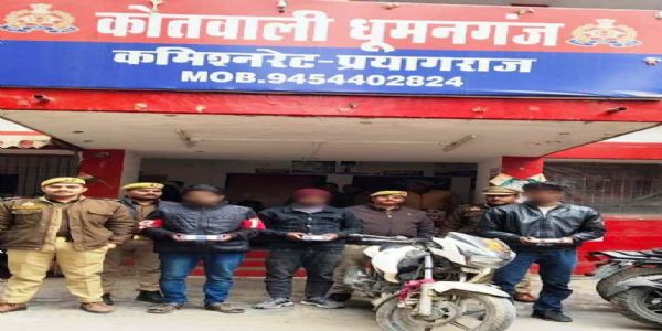 चोरी करने वाले गिरोह के तीन सदस्य गिरफ्तार, तीन मोबाइल और मोटरसाइकिल बरामद