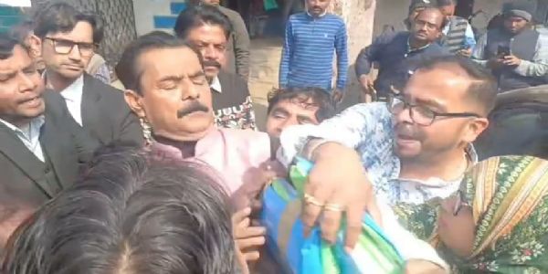 फार्म-7 जमा देने गए भाजपा के बूथ लेवल एजेंट को तृणमूल कार्यकर्ताओं ने घेरा, आसनसोल एसडीओ कार्यालय में भाजपा और तृणमूल के बीच झड़प