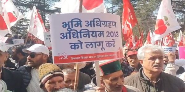 शिमला में किसान–बागवानों का प्रदर्शन, सचिवालय के बाहर डटे, सड़कें जाम