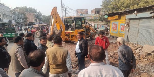 हमीरपुर में राठ रोड उरई में चला बुलडोजर, हटाया गया अतिक्रमण