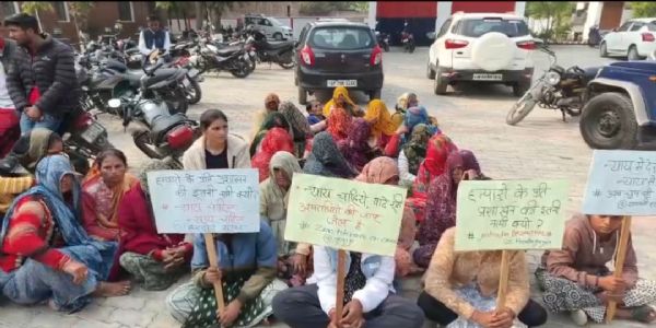 हत्या के मामले में मृतक के परिजनाें ने किया प्रदर्शन, एसपी काे साैंपा पत्र