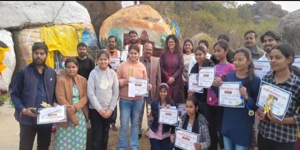 गोरखगिरि पेंटिंग फेस्टिवल में कलाकारों को डीएम ने किया पुरस्कृत