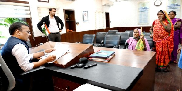 कलेक्टर श्री महोबे ने जनदर्शन में ग्रामीण एवं शहरी क्षेत्रों से पहुंचे आवेदकों की सुनी मांग एवं समस्याएं