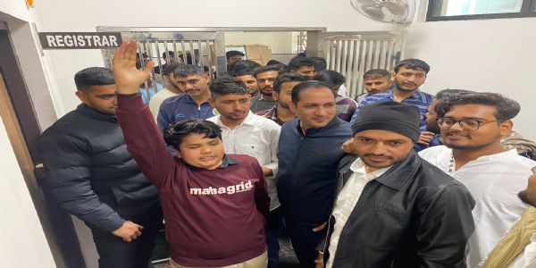 जींद : बस पास समस्या पर छात्र संगठनों ने किया रजिस्ट्रार कार्यालय का घेराव