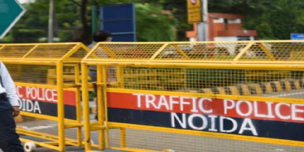 विपरीत दिशा से आए कार चालक ने ट्रैफिक महिला पुलिसकर्मी को मारी टक्कर