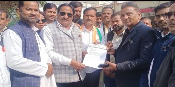 वाराणसी के मुद्दे पर उरई में कांग्रेसियों का प्रदर्शन, सौंपा ज्ञापन