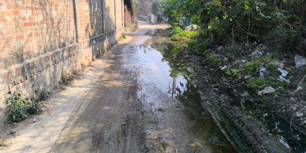 बाराबंकी सूरतगंज ब्लॉक के जुरौंडा के मुख्य मार्ग पर जलभराव, ग्रामीणों ने विकास पर उठाए सवाल