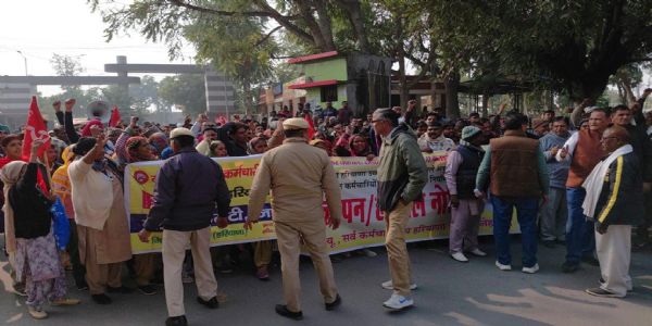 फतेहाबाद: कच्चे कर्मचारियों को पक्का करने व पुरानी पेंशन बहाली को लेकर प्रदर्शन
