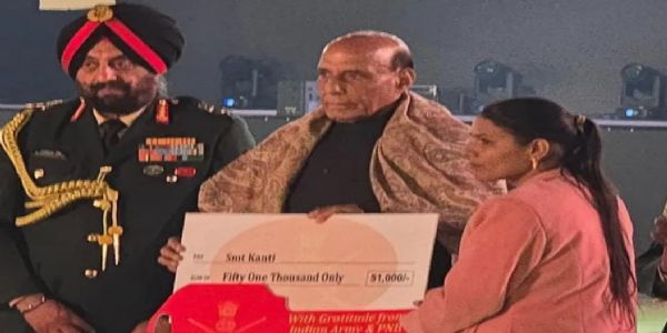 हाथरस के शहीद सुभाष चंद्र बधोतियां को मरणोपरांत सेना मेडल,माता पुष्पा देवी और पत्नी कांति देवी ने किया ग्रहण