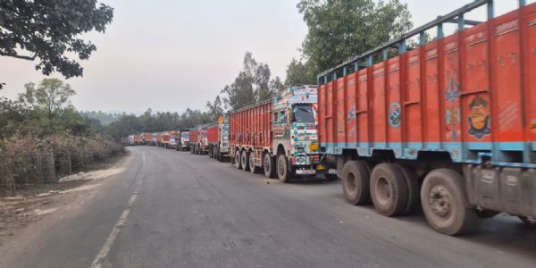 कोल वाहन की चपेट में आने से युवक गंभीर रूप से घायल