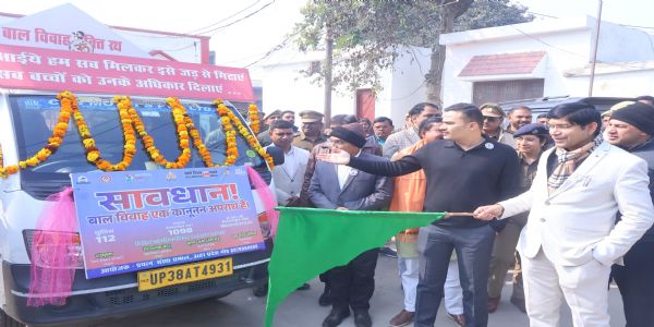संभल में बाल विवाह मुक्ति रथ को जिलाधिकारी ने हरी झंडी दिखाकर किया रवाना