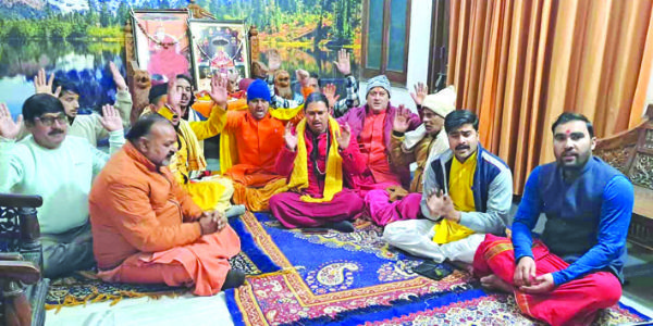 स्वामी अविमुक्तेश्वरानंद के समर्थन में हरिद्वार में भजन कीर्तन, प्रयागराज प्रशासन से माफी मांगने की मांग