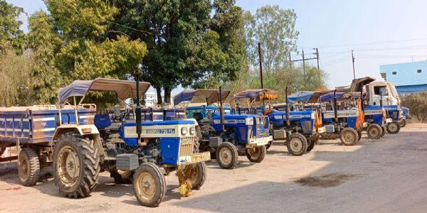 अवैध खनिज परिवहन करते हुए 10 ट्रेक्टर जब्त