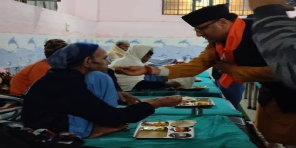 अशक्त और वृद्धजनों को सामूहिक भोजन करा मनाई पूर्व विधायक हरिश्चन्द्र श्रीवास्तव की 11 वीं पुण्यतिथि