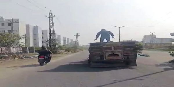 अवैध बजरी से भरे ट्रैक्टर के पीछे दौड़ा सिपाही, फिर भी बेखौफ ड्राइवर फरार