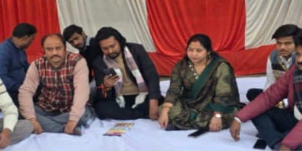 रेलवे रोड निर्माण को लेकर महिला व्यापार मंडल ने शुरु किया धरना