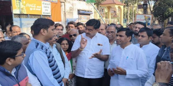 मंदसाैर: किसानों के लिए निलामी में शामिल हुए व्यापारी, खरीदा माल, लेकिन विवाद यथावत