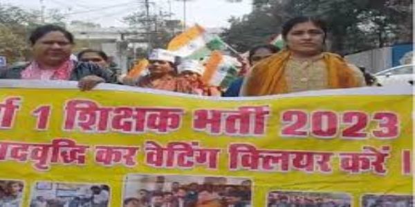 सरकारी नौकरी की ‘वेटिंग’ में अटके शिक्षक, भोपाल में संविदा वर्ग-1 के अभ्यर्थियों ने हवन कर शुरू किया आंदोलन