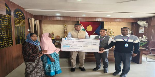 कोरबा : पुलिस सैलरी पैकेज योजना के तहत बलिदान पुलिसकर्मियों के परिजनों को 10-10 लाख की बीमा सहायता