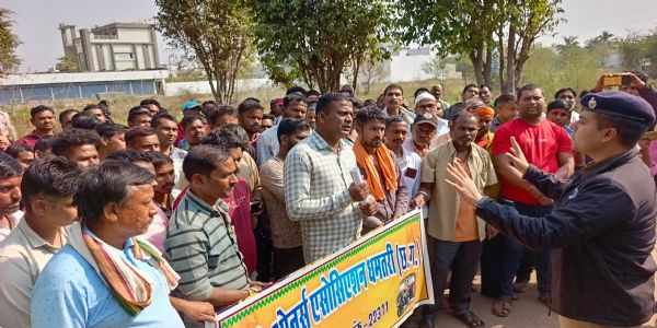 ई-रिक्शा पर कार्रवाई की मांग को लेकर ऑटो ऑनर्स एसोसिएशन का कलेक्ट्रेट घेराव