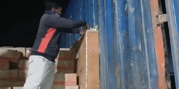 छपरा में एक करोड़ रुपये से अधिक मूल्य की विदेशी शराब जब्त, एक गिरफ्तार