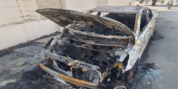 उज्जैनः बदमाशों ने कारोबारी की 11.50 लाख रुपये की कार में लगाई आग, जलकर हुई खाक