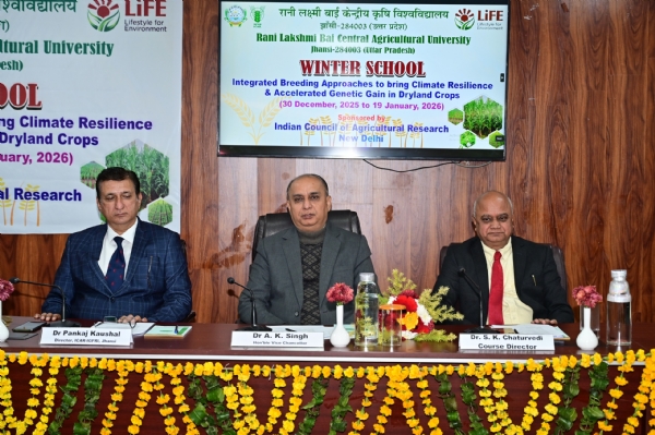 संबोधित करते कृषि विश्वविद्यालय कुलपति