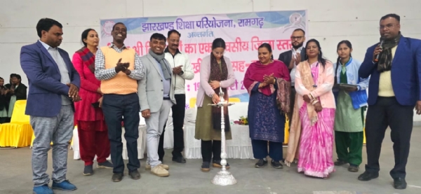 कार्यक्रम का शुभारंभ करते अधिकारी