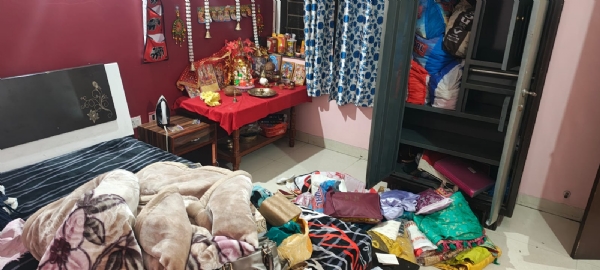 फ्लैट में बिखरा पड़ा सामान