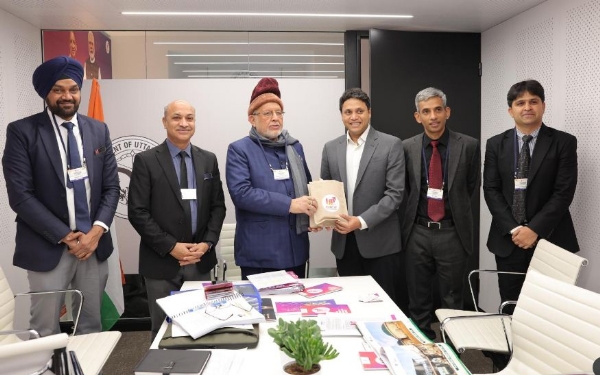 दाओस में सुरेश कुमार खन्ना