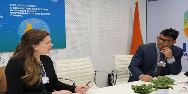 दावोस में मप्र के प्रमुख सचिव शिरू कंपनी के साथ चर्चा करते हुए