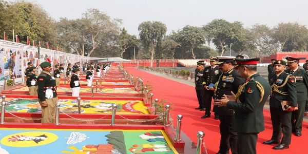 गणतंत्र दिवस शिविर में एनसीसी कैडेट्स से मुलाकात करते नौसेना प्रमुख