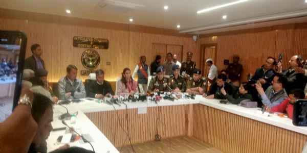 मीडिया से वार्ता करते हुए पुलिस एवं प्रशासनिक अधिकारियों का छाया चित्र